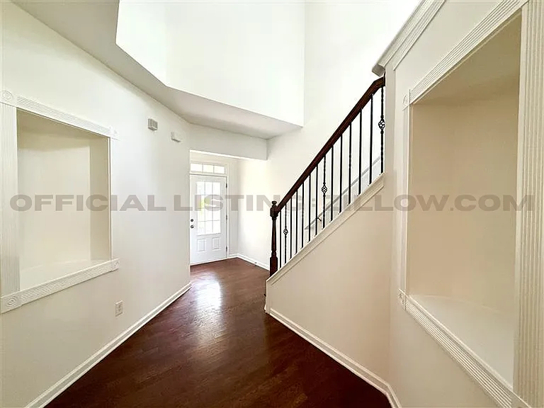 317 Grenier Ter — Photo 3