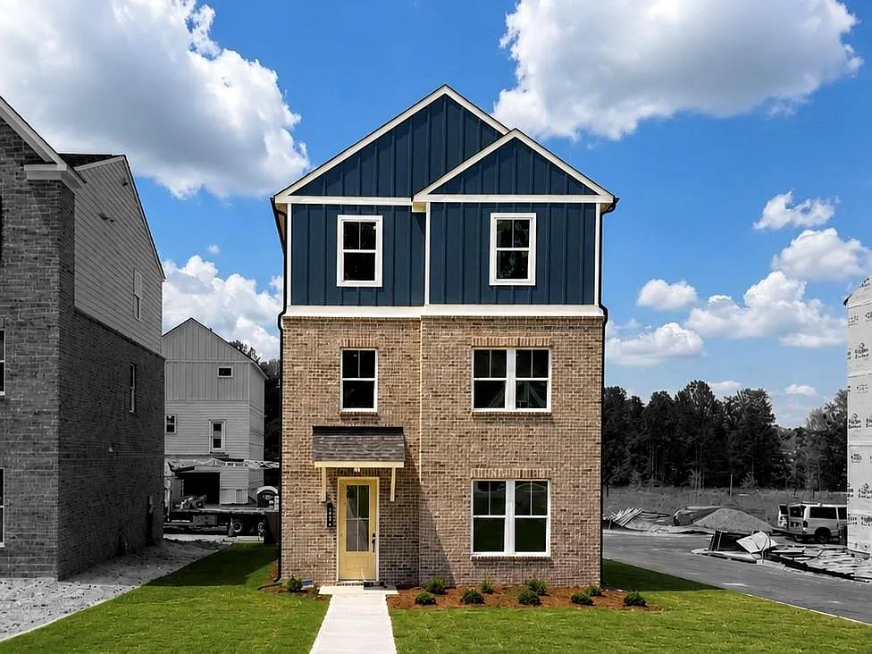4 bed, 3.5 bath, 2431 sqft, $2,550 — Photo 1