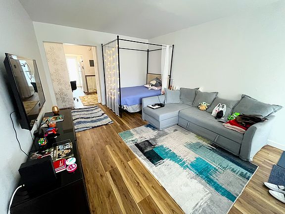 Live / sleep area with furniture (only available unfurnished)