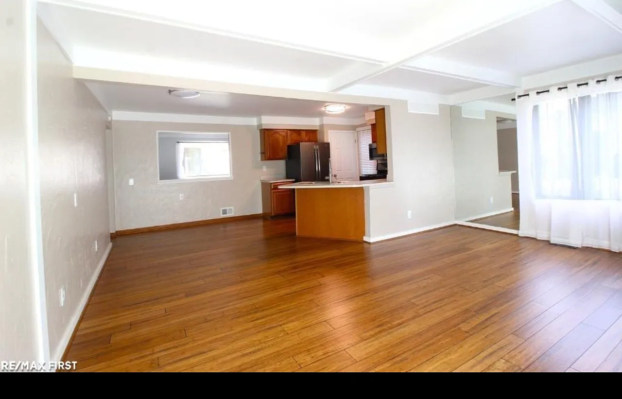 3 bed, 1384 sqft, $2,400 — Photo 3