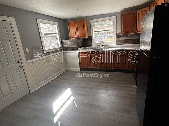 3rd image of 2320 W Walnut St