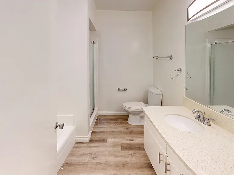 The Regal Villa Apts...Gorgeous Newly Remodeled 2 Bedroom.. Prime Location! CALL NOW! — Photo 10
