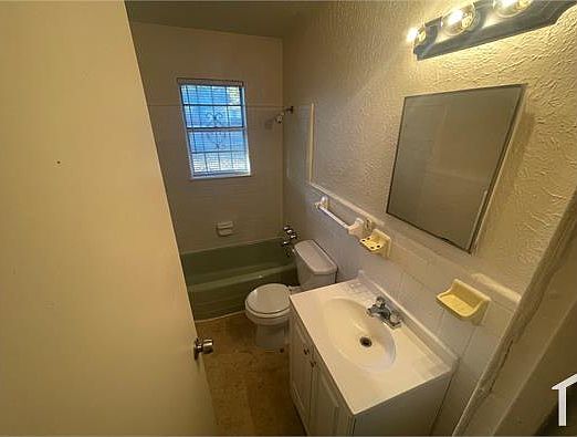 4th image of 6433 La Grange Dr