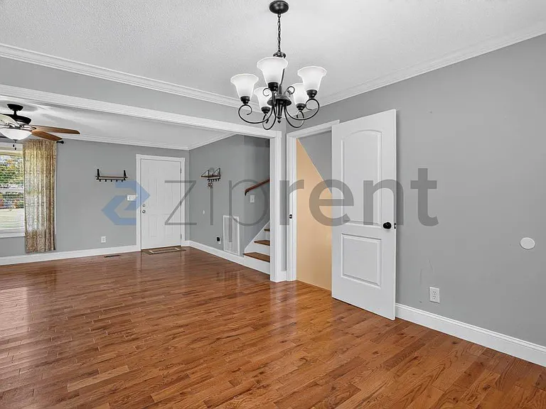 906 Diamond Cir — Photo 8