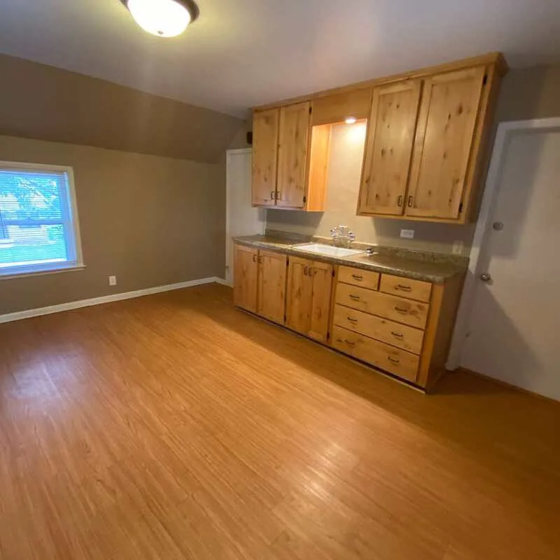 1 bed, 1.0 bath, $825 — Photo 2