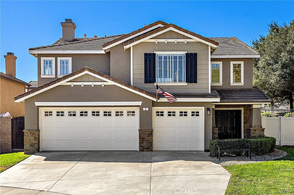 4 bed, 2.5 bath, 2600 sqft, $6,400 — Photo 1