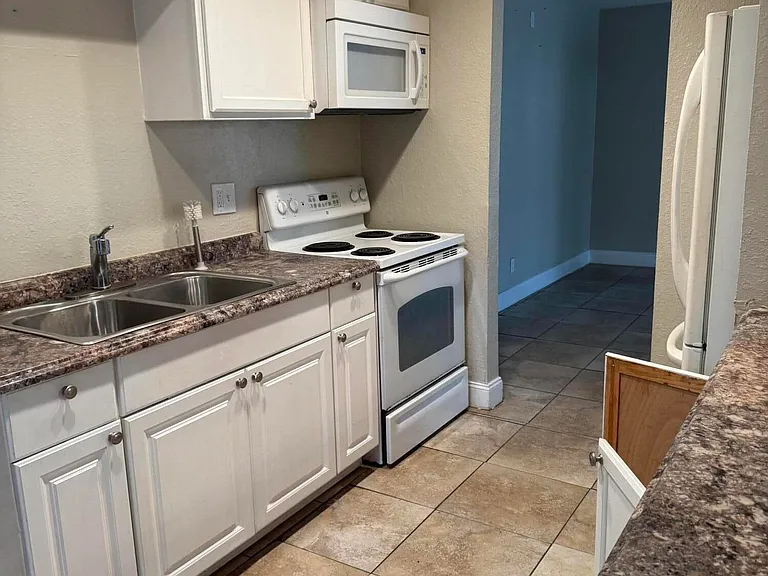 3923 Harbor View Dr — Photo 5