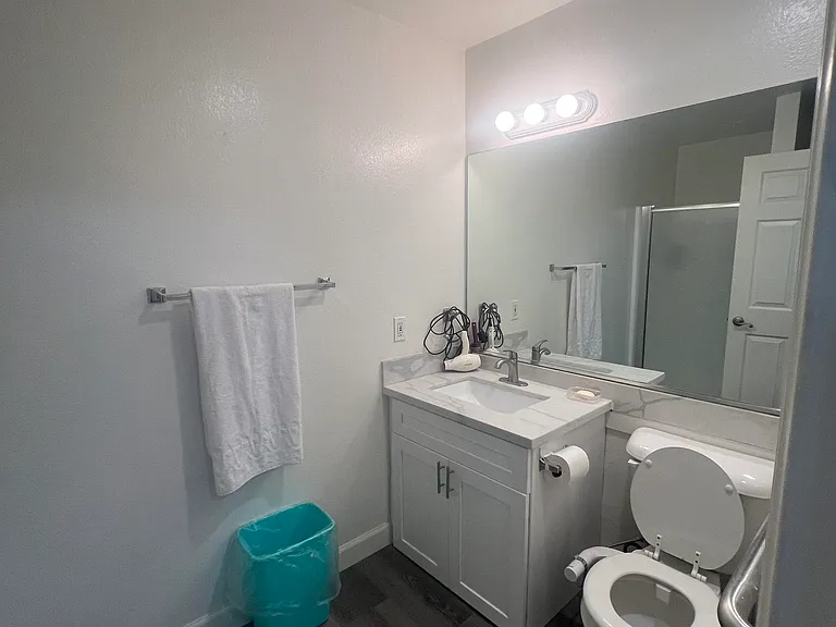 4717 Ben Ave Apartments — Photo 20