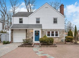 4 Oxford Dr, Freeport, NY 11520