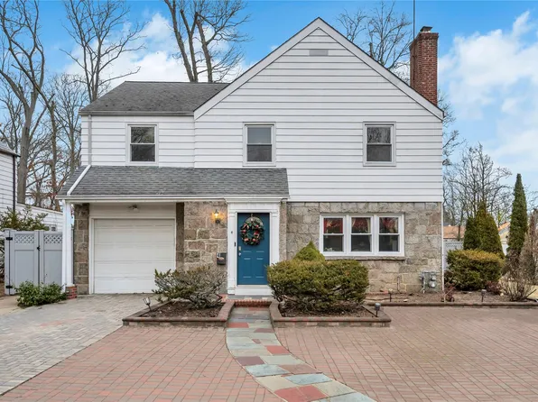 4 Oxford Drive, Freeport, NY 11520