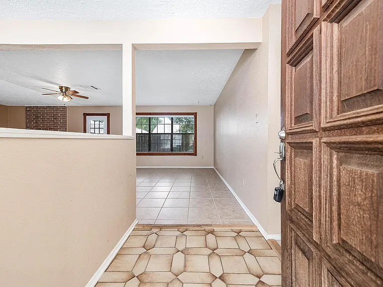 11210 Daybreak Ln — Photo 6
