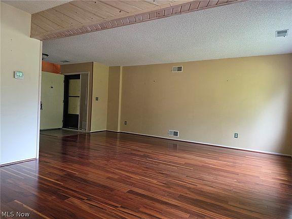 5th image of 879 Hampton Ridge Dr