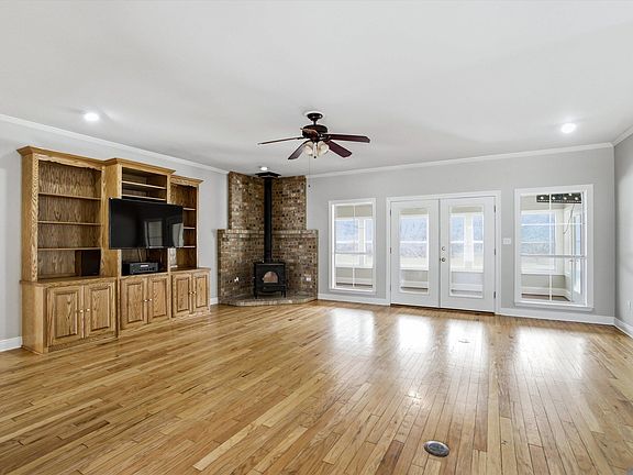 4th image of 10375 Old Field Rd