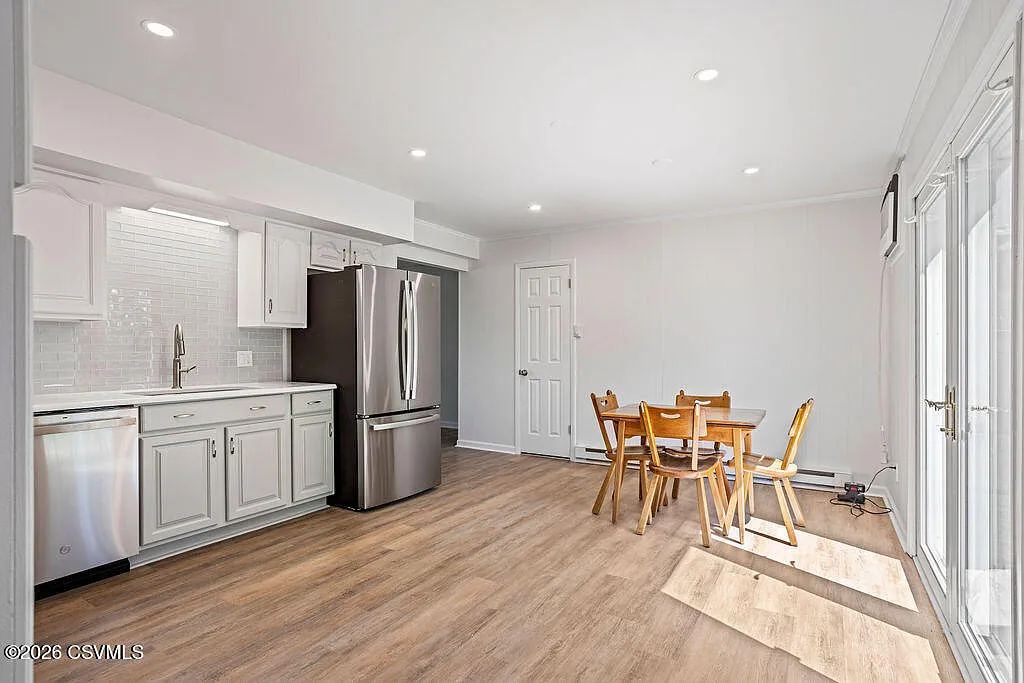 3 bed, 1270 sqft, $2,100 — Photo 4