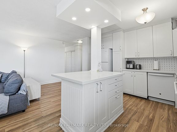 5th image of 180 Markham Rd #503