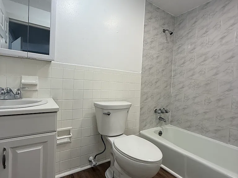 61 Warwick St #8 — Photo 5