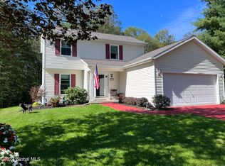 36 Larkspur Dr, Malta, NY 12020