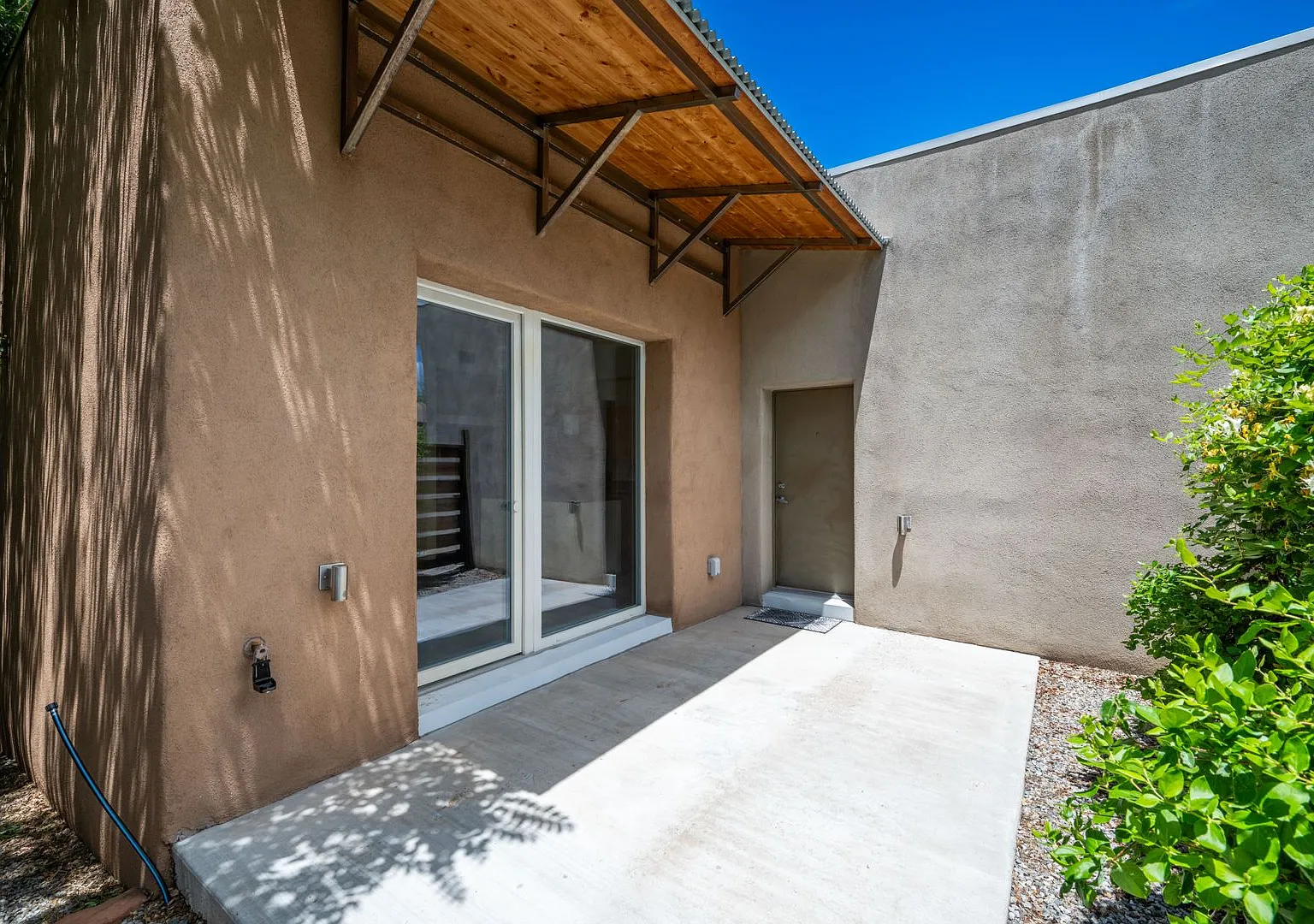 Modern Green Home on Dunlap St. — Photo 3