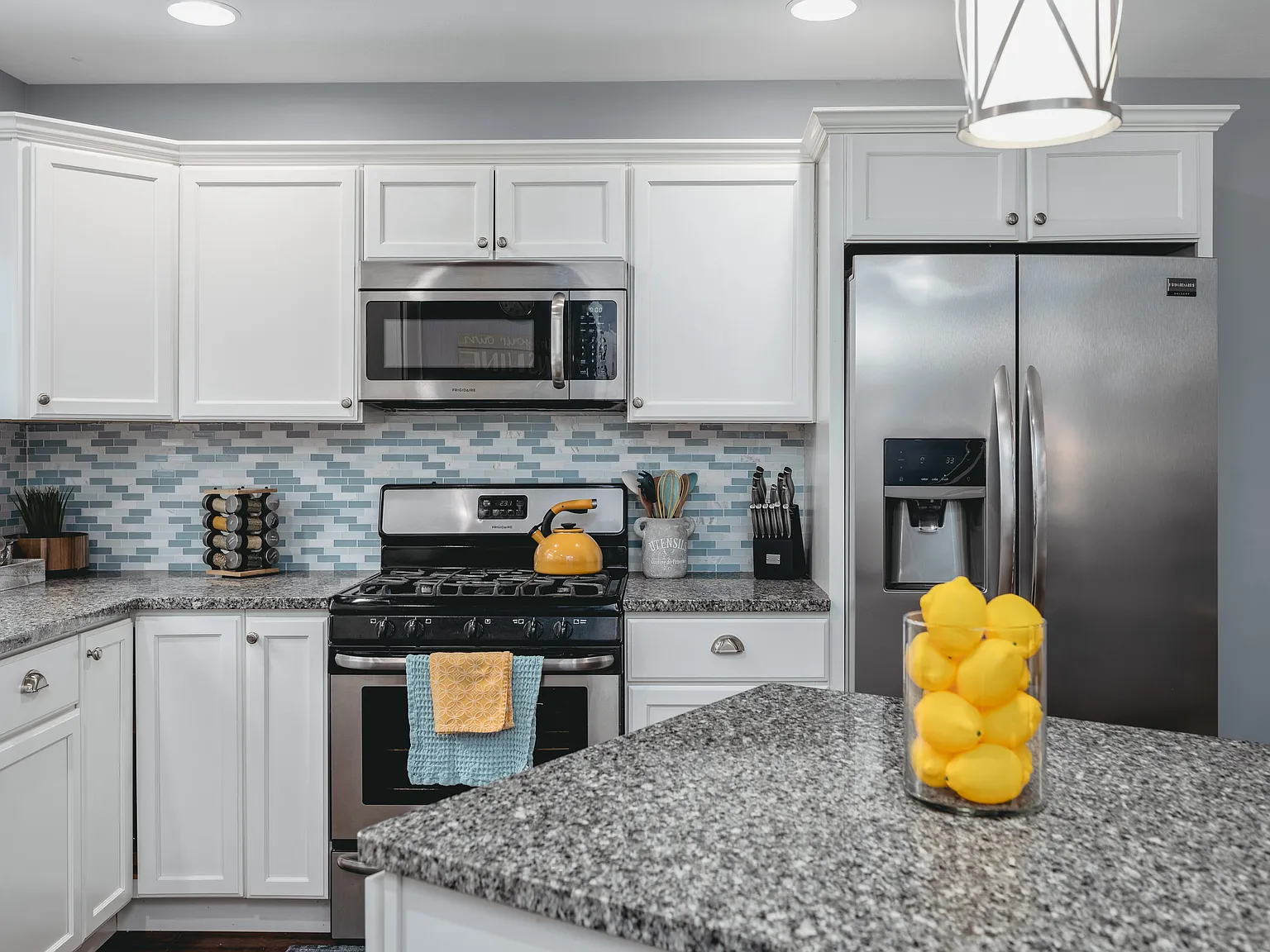 3 bed, 2.5 bath, 1453 sqft, $2,200 — Photo 3