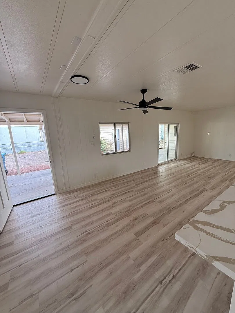 Fresh Remodeled 4 Bedroom — Photo 3