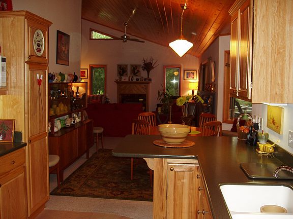 Lovely kitchen w/ cork flooring, corian seamless counters, RO water system