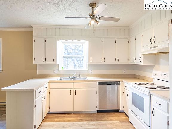 4th image of 54 Montview