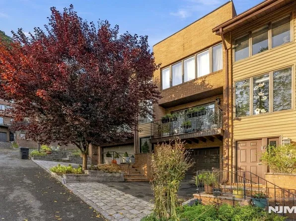 21 Yorkview Drive #B6, Edgewater, NJ 07020