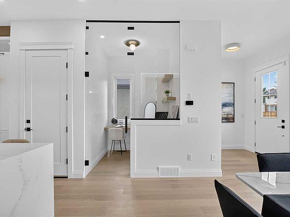 4th image of 525 SE 32nd St NW