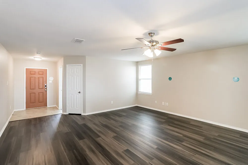 3 bed, 2.0 bath, 1723 sqft, $2,920 — Photo 4