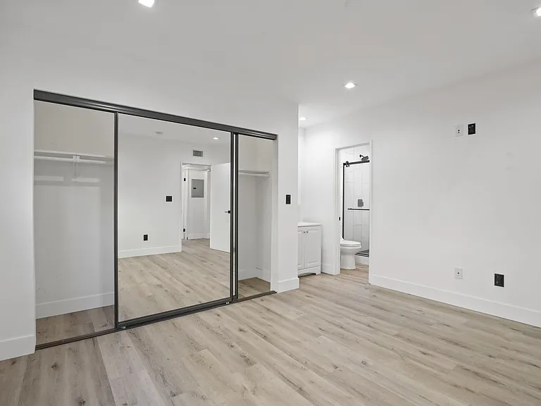 955 N Oxford Ave — Photo 43