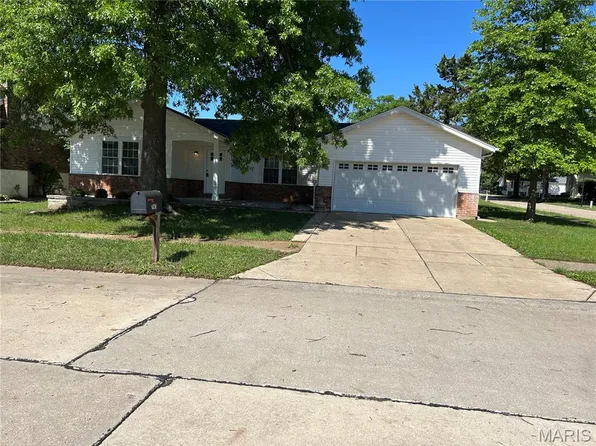 763 Wagon Ridge Dr, Fenton, MO 63026