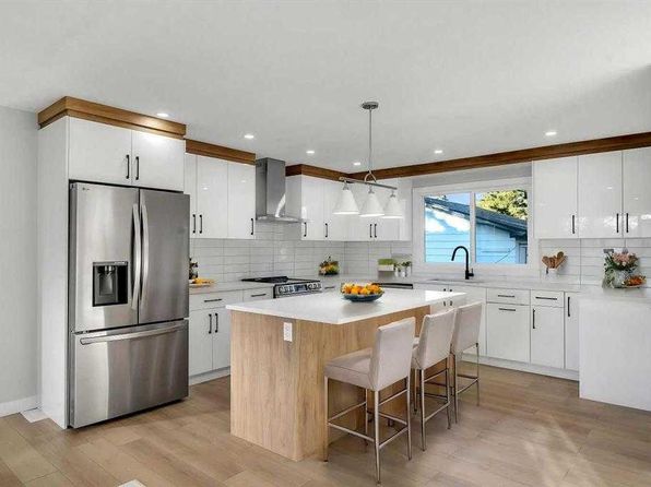352 SW Queen Charlotte Dr SE, Calgary, AB T2J 4H3