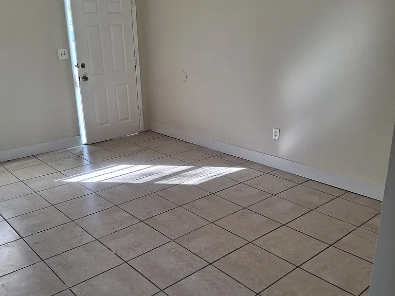 2532 SW Lois Ave — Photo 7