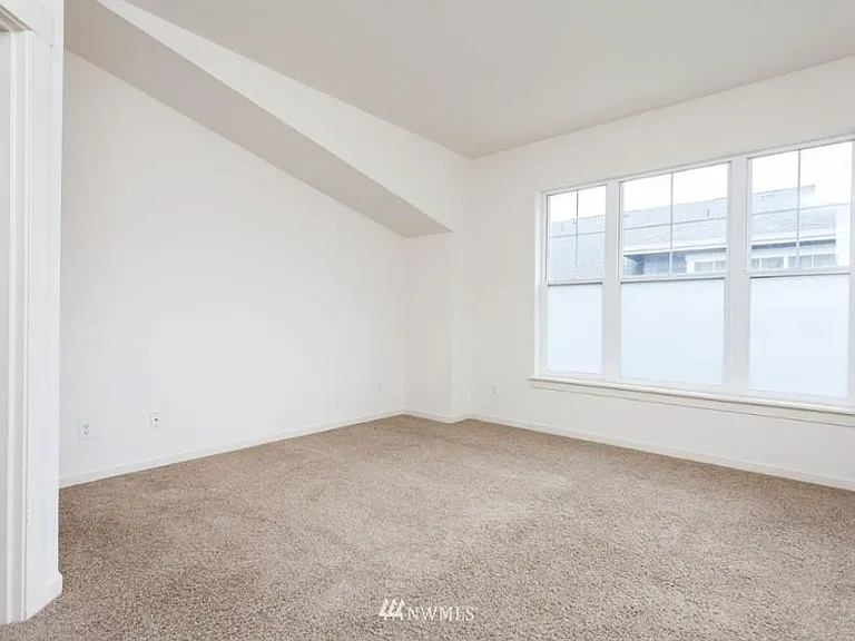 1867 NE Kenyon Ct — Photo 10
