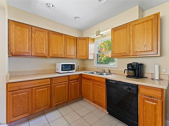 4th image of 102 Woodview Ave