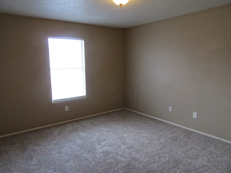 1104 W 19th Ct — Photo 6
