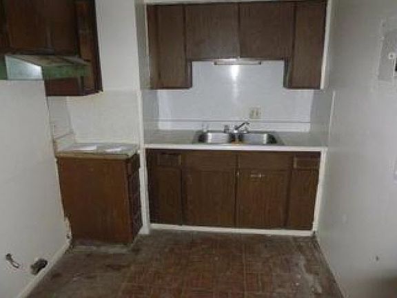 5th image of 828 Magnolia St