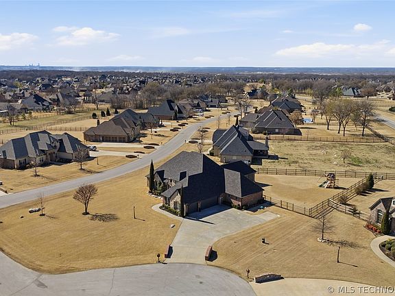 2nd image of 6502 N Oakwood Cir
