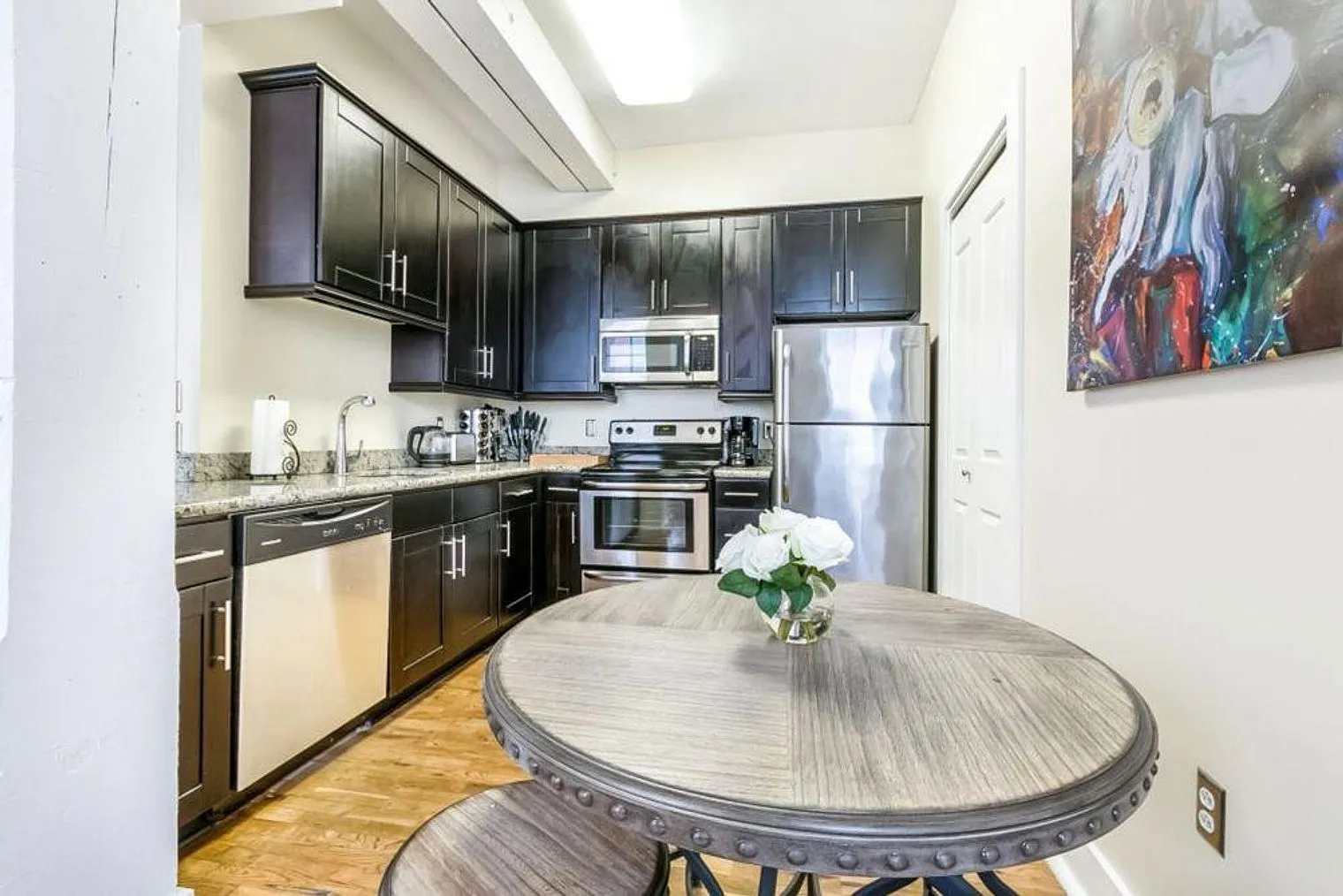 1 bed, 1.0 bath, 645 sqft, $3,953 — Photo 2