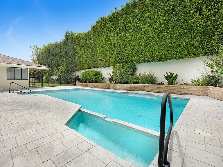 555 Amalfi Dr — Photo 3