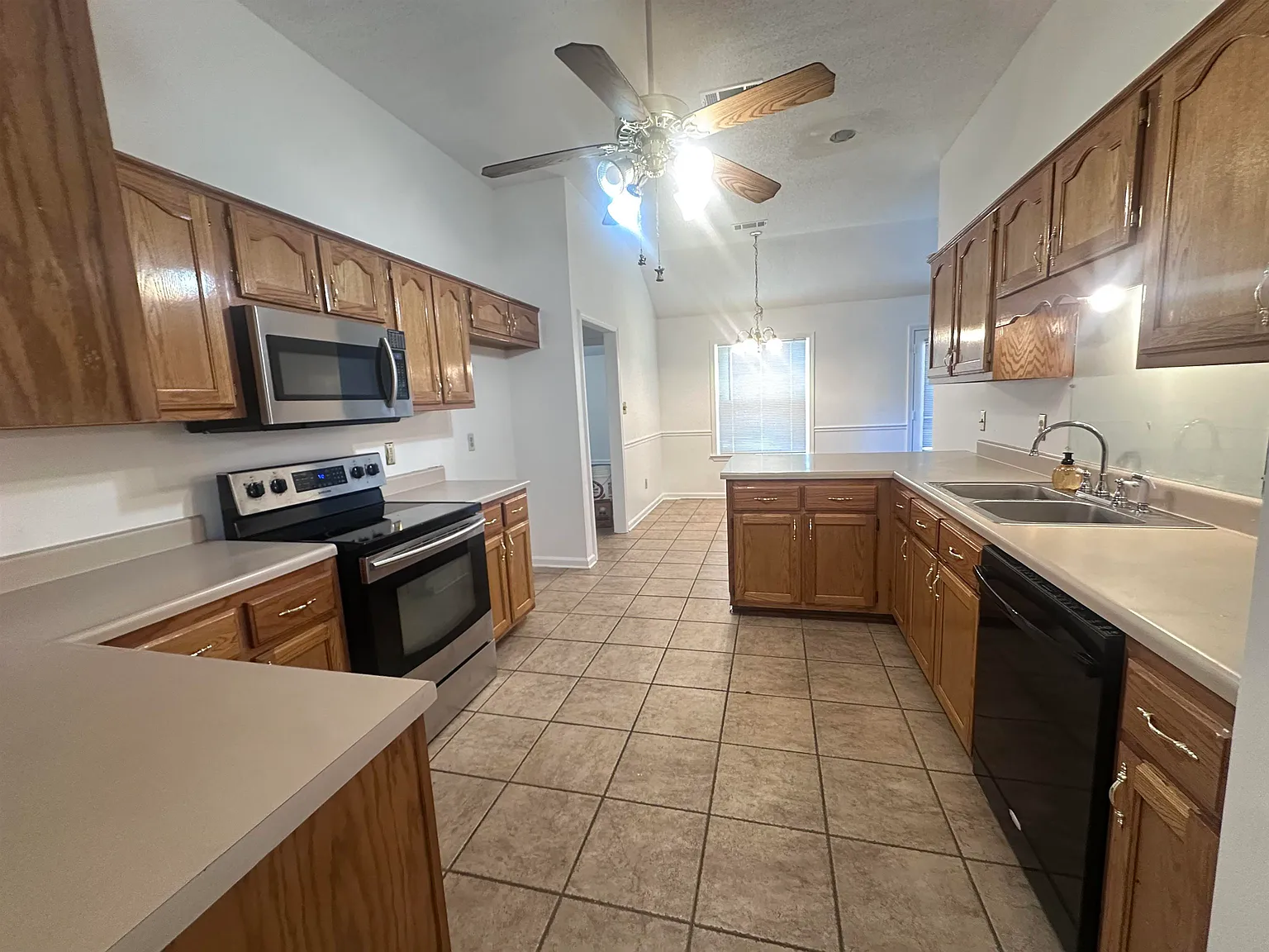 3 bed, 2.0 bath, 1862 sqft, $2,000 — Photo 3