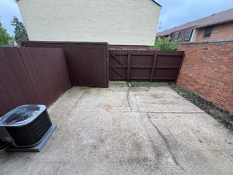 1750 Willoway Cir S — Photo 31