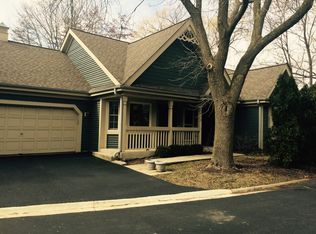 412 Hawk Ct, Darien, IL 60561