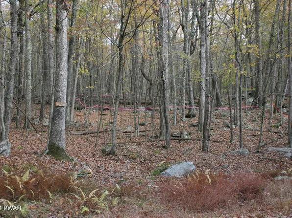 133 Stone Dr, Hawley, PA 18428