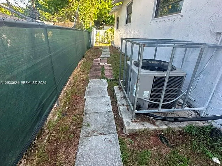 655 NW 2nd St #A — Photo 11