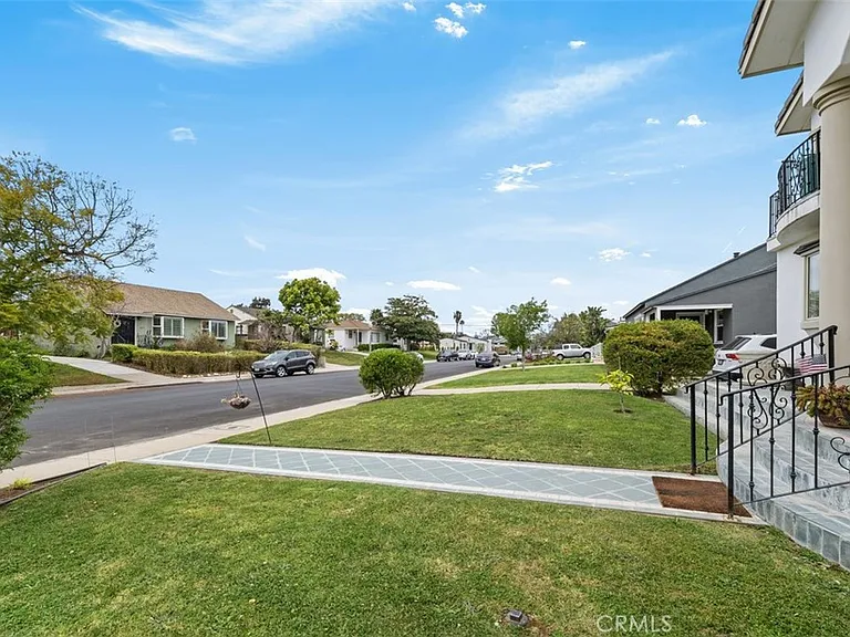 7822 Truxton Ave — Photo 4