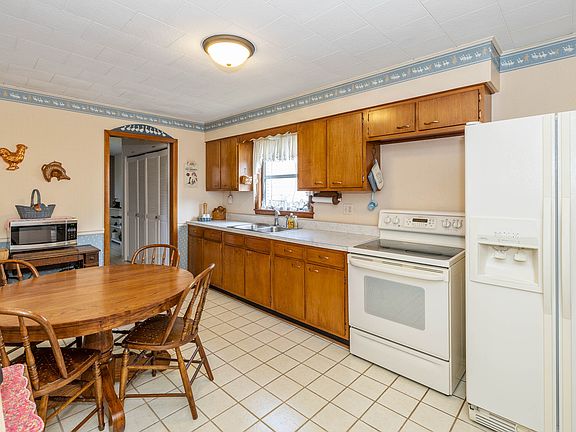 5th image of 1323 N Broadway St