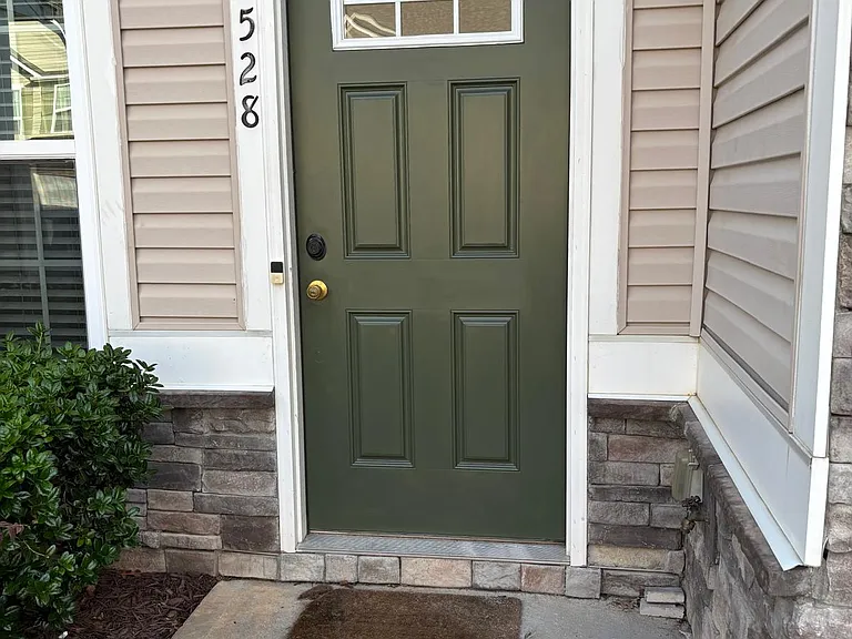 2528 Silverthorn Dr — Photo 3
