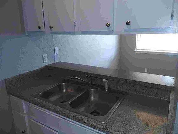 3rd image of 121 Victor St APT 1