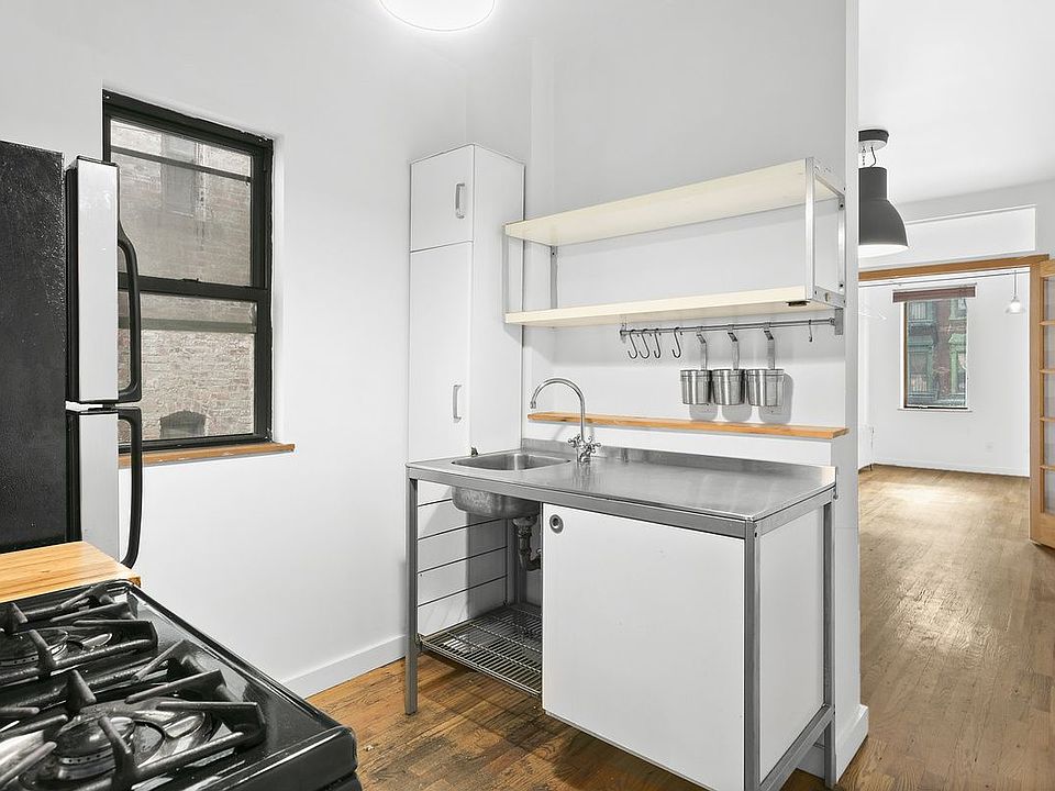 2nd image of 163 Montrose Ave APT 2R